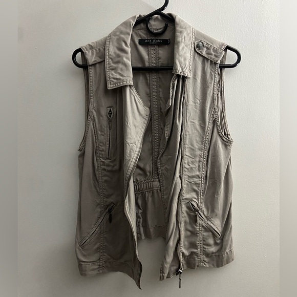 Gray vest - Picture 1 of 3